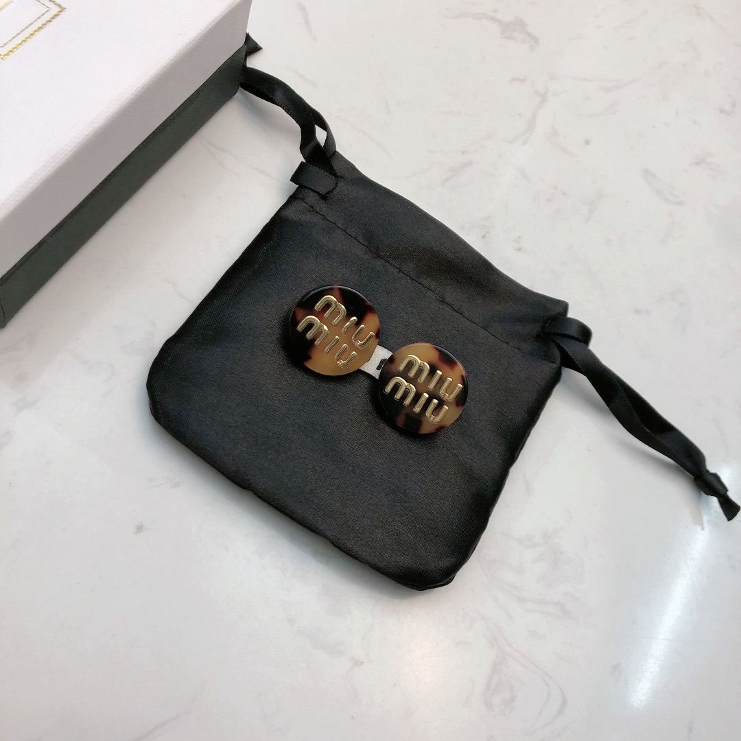 Miu Miu outlet earrings 耳環 （分類：耳環）位於 Hong Kong。 由 juciertupi91191 提交（商品編號 1446230372，圖片 2）。簡介： 。