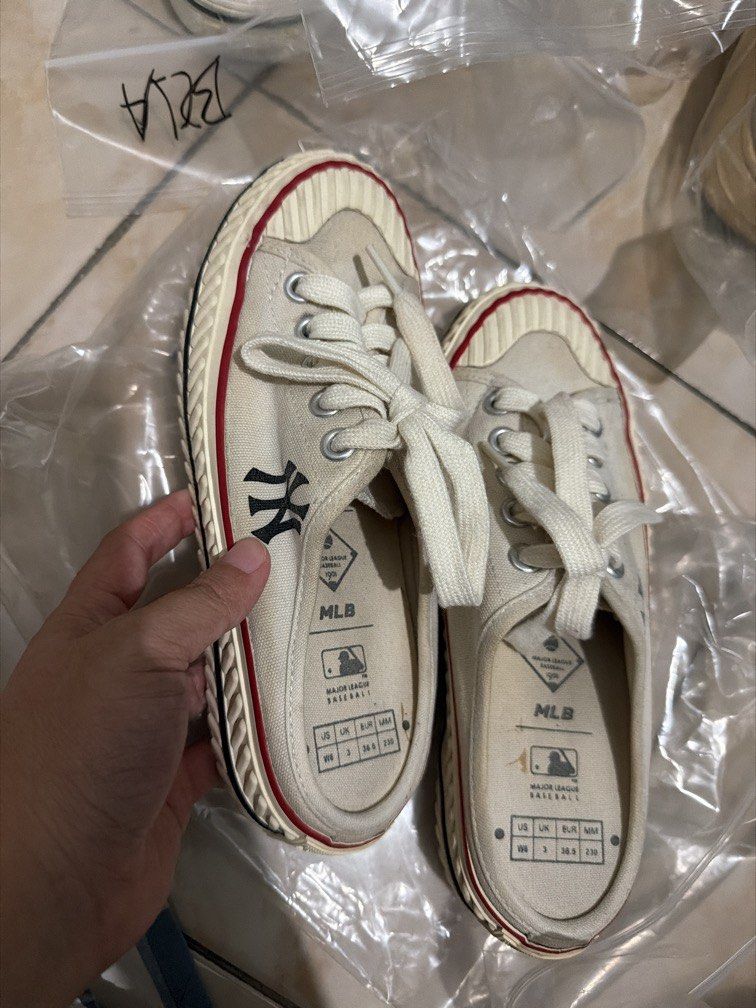 MLB Shoes (Kategori: Sepatu Wanita) berada di Jakarta Selatan. Dikirim oleh preloveddkuww (ID iklan 1446264922, Gambar 1). Deskripsi: Tanpa box yaa Size 36.5 23cm.