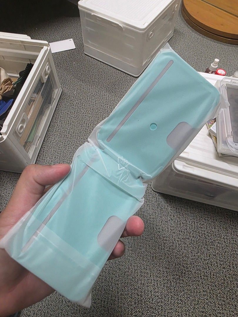 Momax Aqua Magnetic Adjustable Stand & Wallet (Category: Mounts & Holders) located in Quezon City. Submitted by kenscapade (Listing ID 1446232940, Image 3). Description: - Momax Magnetic Stand & Wallet - Color: Aqua - Features an adjustable vertical stand for hands-free viewing Broke the box but product still sealed. .