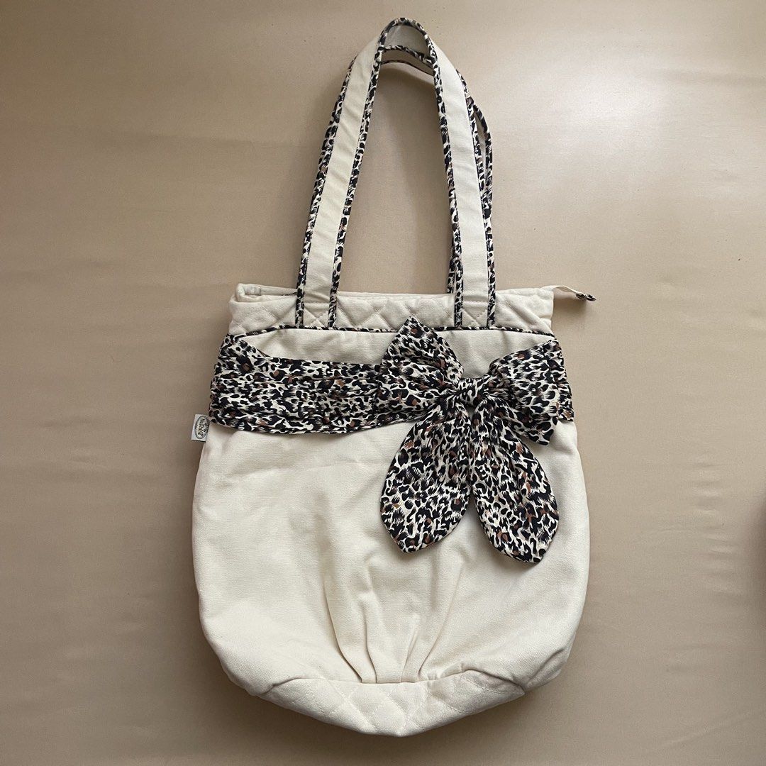 Naraya Cream Tote Bag with Leopard Print Bow (Category: Tote Bags) located in Taguig. Submitted by 515dlor_ (Listing ID 1446305392, Image 1). Description: .