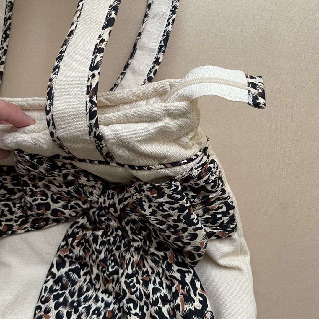 Naraya Cream Tote Bag with Leopard Print Bow (Category: Tote Bags) located in Taguig. Submitted by 515dlor_ (Listing ID 1446305392, Image 3). Description: .