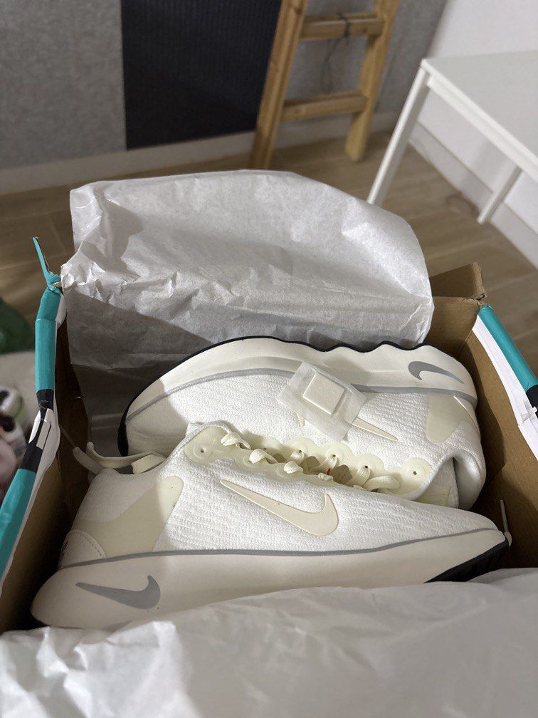 全新女款Nike 波鞋39號 （分類：波鞋）位於 Hong Kong。 由 happyelephant123 提交（商品編號 1446305521，圖片 1）。簡介： sf。