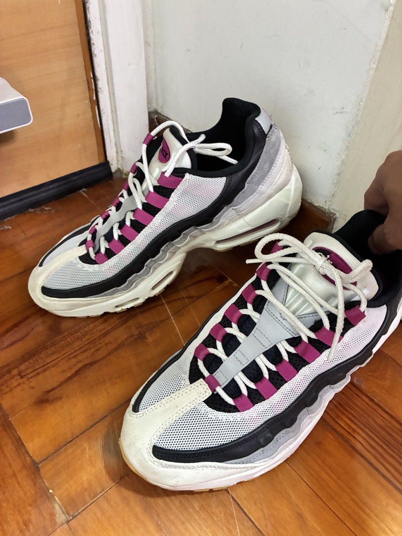 NIKE SB Air Max95 （分類：波鞋）位於 Hong Kong。 由 kennyskycheng 提交（商品編號 1446306241，圖片 1）。簡介： NIKE SB Air Max95 US10, 淨鞋冇盒 95%新 n 100%真 著過4次 旺角或者奧運交收 各位鞋頭注意呢對NIKESBAirMax95絕對係你衣櫃嘅必備單品呢對鞋嘅設計好有型，而且仲有AirMax嘅舒適感，著上腳真係冇得頂呢對係EU44/UK9/US10碼，啱晒腳型嘅朋友鞋身嘅細節位同埋配色都好有心思，無論係日常著用定係滑板都一樣咁正有興趣就快啲聯絡我啦。