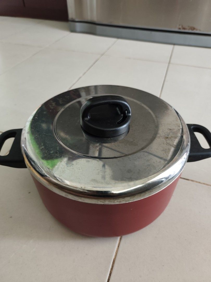 Non stick cooking vessel with lid