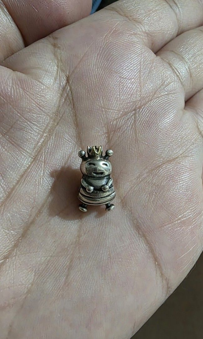 Pandora Queen Bee with 14k crown (Category: Charms) located in Mandaluyong City. Submitted by mlstuff28 (Listing ID 1446228126, Image 1). Description: -Authentic -Crown is 14k -perfect addition for your 2 tone collection Mop: bank transfer/gcash.