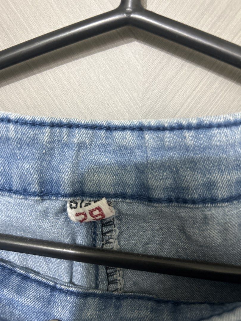 PENSHOPPE Light Wash Denim Jeans (Category: Jeans) located in Manila. Submitted by krisprelovedph (Listing ID 1446343808, Image 3). Description: - Brand: PENSHOPPE - Style: Light wash denim jeans - Fit: High-waisted, comfortable - Features: Two back pockets - Occasion: Casual wear - Versatility: Easy to pair with any top.