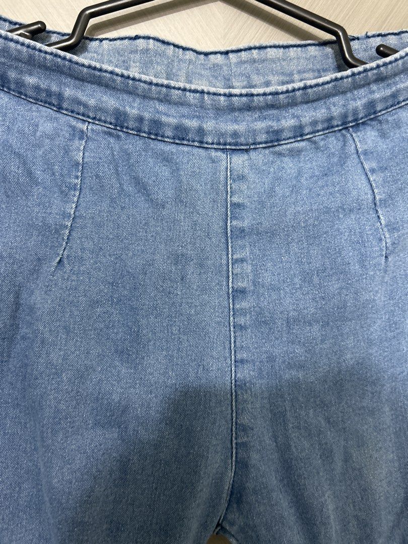 PENSHOPPE Light Wash Denim Jeans (Category: Jeans) located in Manila. Submitted by krisprelovedph (Listing ID 1446343808, Image 2). Description: - Brand: PENSHOPPE - Style: Light wash denim jeans - Fit: High-waisted, comfortable - Features: Two back pockets - Occasion: Casual wear - Versatility: Easy to pair with any top.