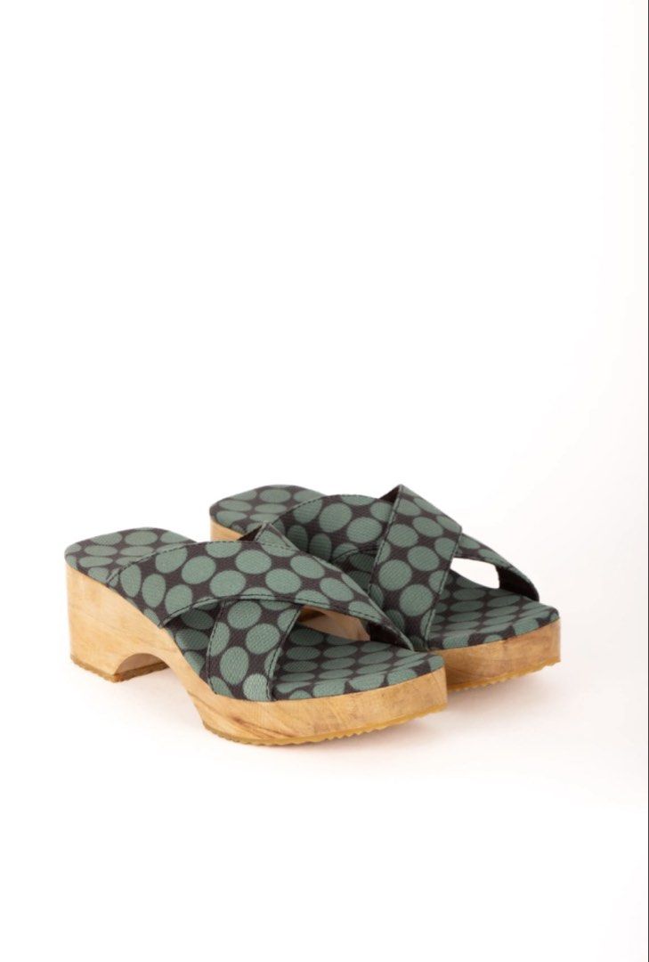 Platform Wedge Sandals with Green Pattern (Category: Wedges) located in Paranaque City. Submitted by eggnog852 (Listing ID 1446345909, Image 1). Description: Price is negotiable, selling because I don’t reach for them as much as I should - Cute platform sandals - Wooden wedge heel - Green geometric pattern straps - Easy slip-on style - Versatile for casual or dressy outfits - Comfortable for walking Helper tags: munimuni our paraiso carl jan cruz