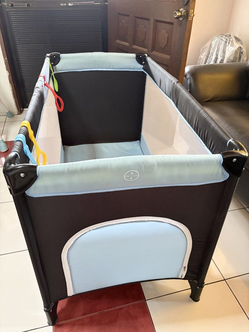 Portable & Foldable Crib (Category: Cots & Cribs) located in San Fernando. Submitted by superdealitems (Listing ID 1446284634, Image 3). Description: Di nagamit ayaw ng baby With bag With free handle for baby.