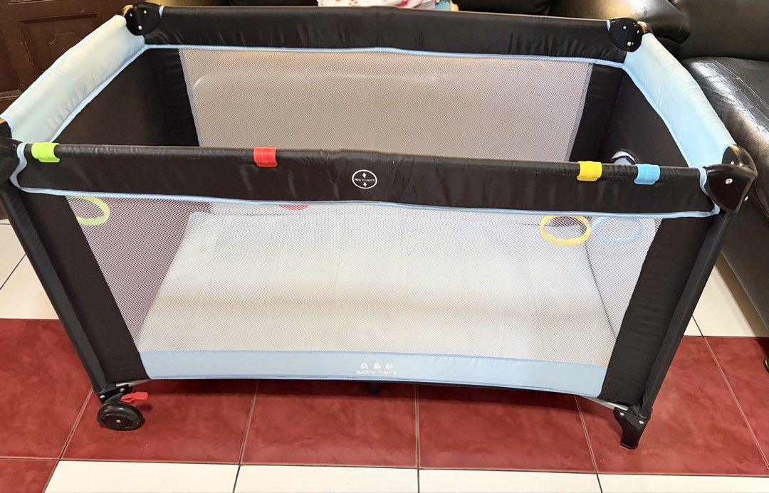 Portable & Foldable Crib (Category: Cots & Cribs) located in San Fernando. Submitted by superdealitems (Listing ID 1446284634, Image 1). Description: Di nagamit ayaw ng baby With bag With free handle for baby.