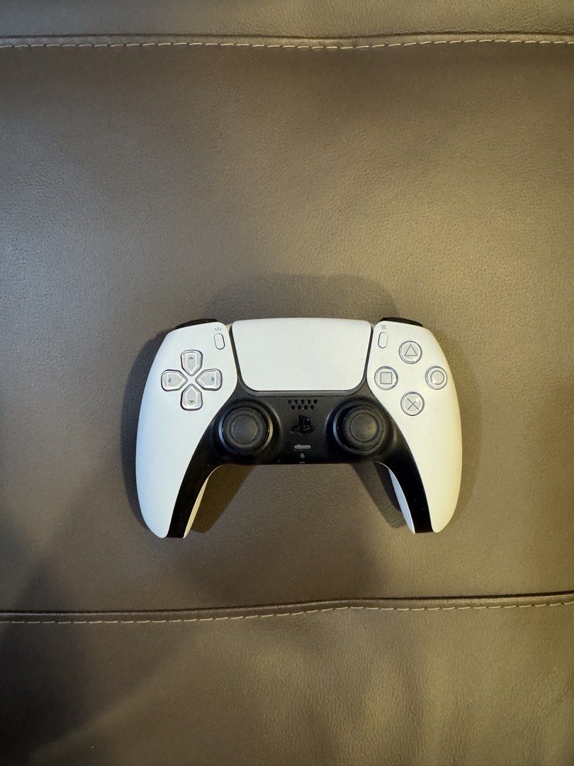 PS5 controller (Category: Controllers) located in Kuching. Submitted by mix1228 (Listing ID 1446318915, Image 1). Description: Without box Postage + rm15 .