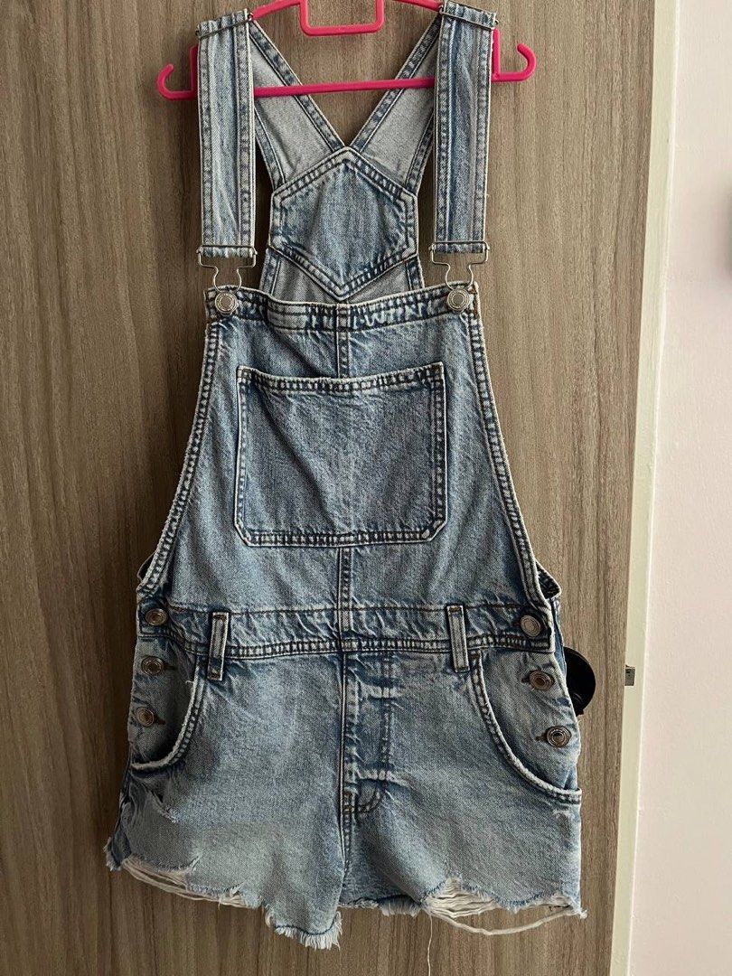 pull&bear romper (Category: Jumpsuits) located in Singapore. Submitted by periwinkle_. (Listing ID 1446268813, Image 1). Description: -only worn once - official pull&bear - dm bfr purchase!.