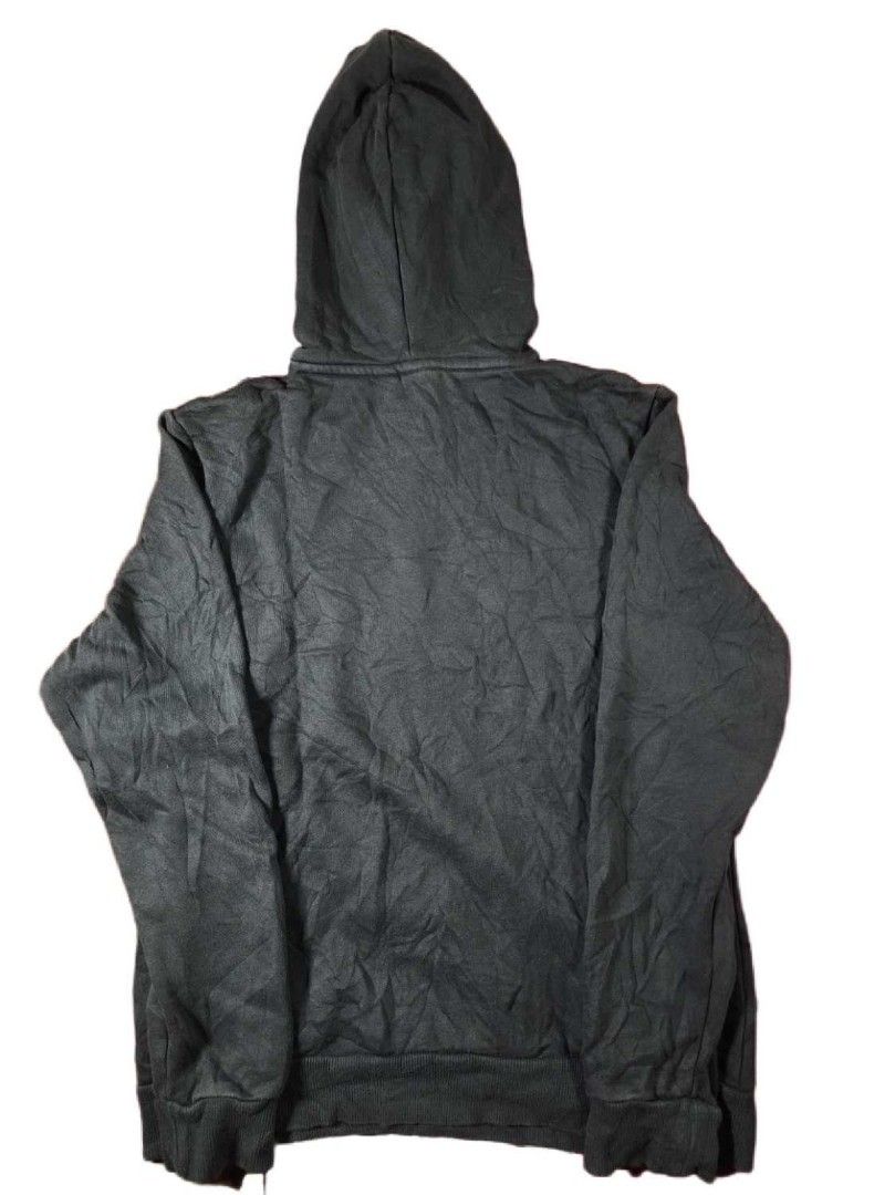 Puma Green Pullover Hoodie (Category: Coats, Jackets and Outerwear) located in La Trinidad. Submitted by closetloop2601 (Listing ID 1446300576, Image 2). Description: 350 + SF Size : Medium on tag W: 20.5 in | L: 23 in Issue: Minimal stain (see last pic) Good condition Color may vary due to lighting.