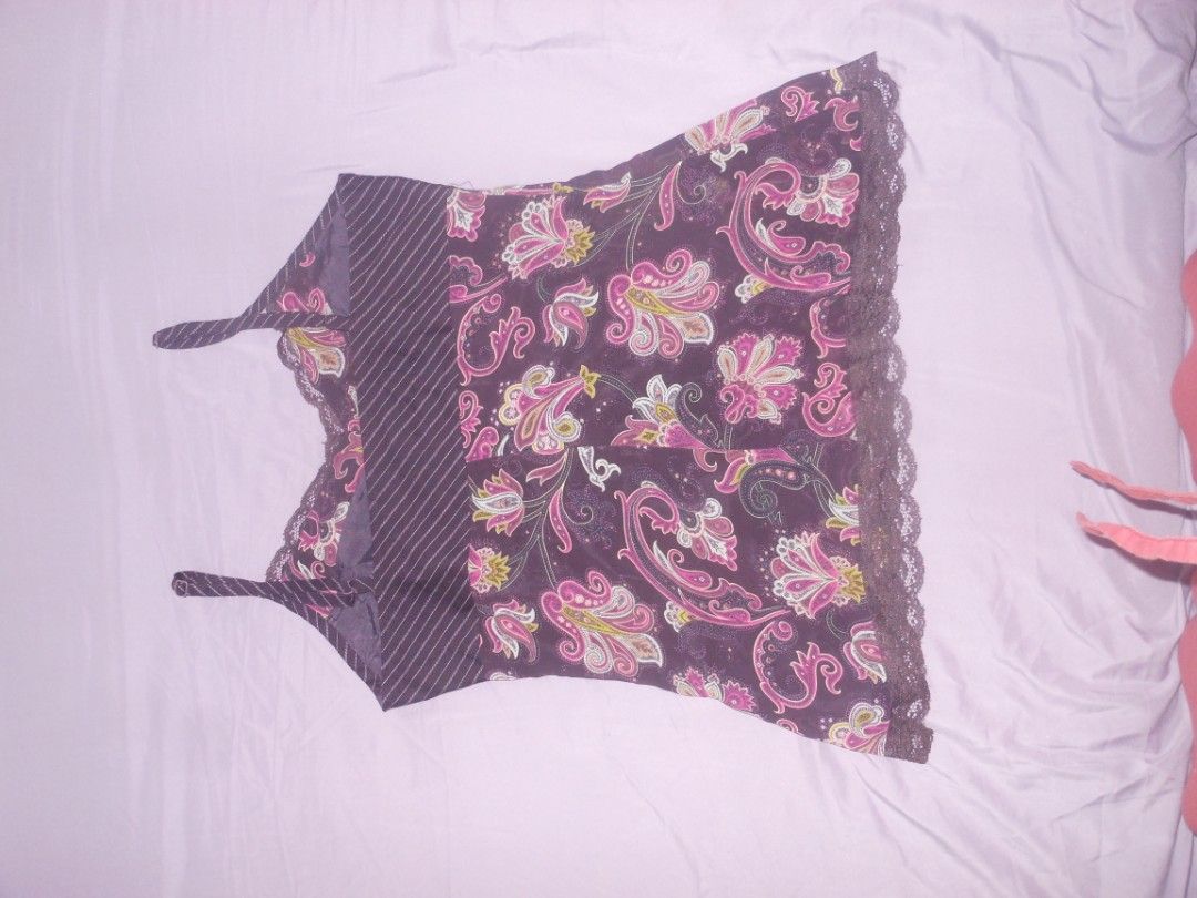 Purple Paisley Sleeveless Top (Category: Sleeveless) located in Manila. Submitted by heartstrings.wear (Listing ID 1444722046, Image 2). Description: .
