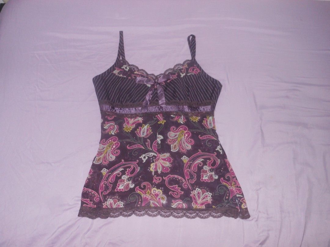 Purple Paisley Sleeveless Top (Category: Sleeveless) located in Manila. Submitted by heartstrings.wear (Listing ID 1444722046, Image 1). Description: .