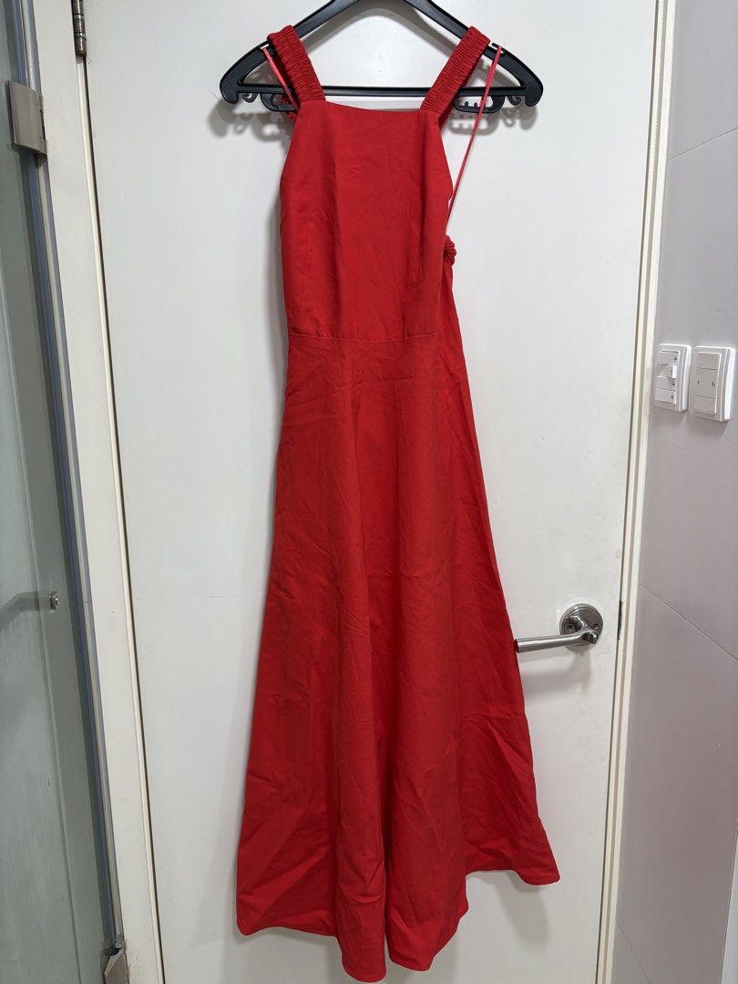 Red Maxi Dress with Criss-Cross Straps （分類：連身裙）位於 Hong Kong。 由 bikkk 提交（商品編號 1446266228，圖片 1）。簡介： Red maxi dress. Square neckline with criss-cross straps at the back. Elasticated straps. Zipper closure on the side. Flowy skirt. Great for parties or events.。