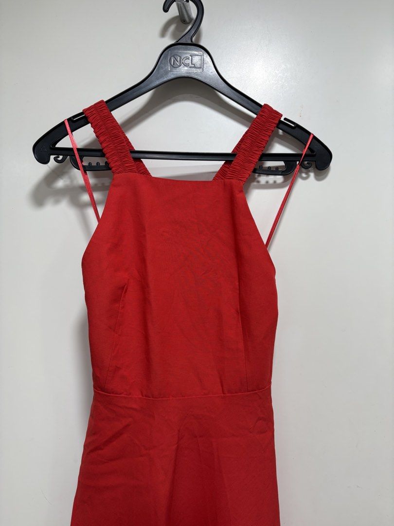 Red Maxi Dress with Criss-Cross Straps （分類：連身裙）位於 Hong Kong。 由 bikkk 提交（商品編號 1446266228，圖片 2）。簡介： Red maxi dress. Square neckline with criss-cross straps at the back. Elasticated straps. Zipper closure on the side. Flowy skirt. Great for parties or events.。