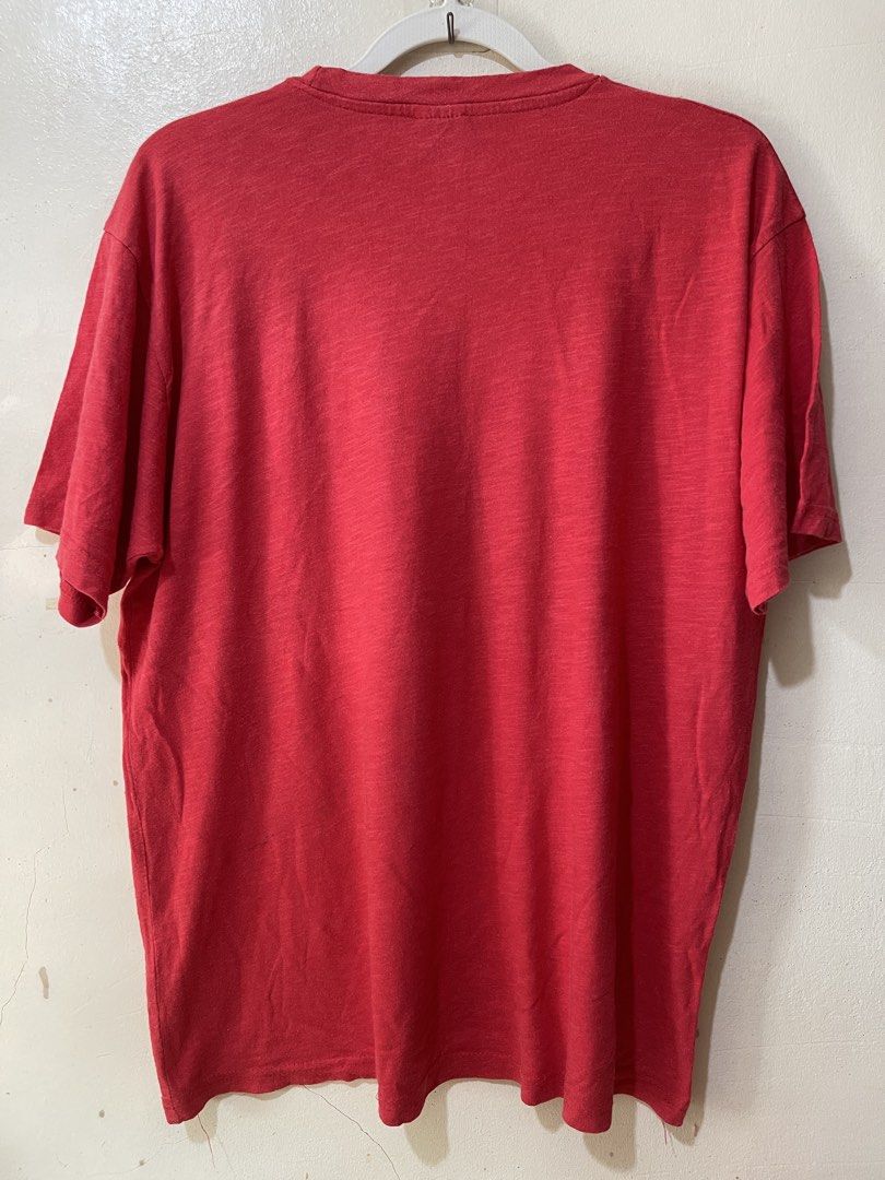 Red Under Armour T-Shirt Size M (Category: Tshirts & Polo Shirts ) located in Cebu City. Submitted by gemmarshall (Listing ID 1446331147, Image 2). Description: - Classic red Under Armour t-shirt - Features iconic UA logo on the front - Crew neck, short sleeves - Comfortable fabric - Size Medium - Ideal for workouts or casual wear.
