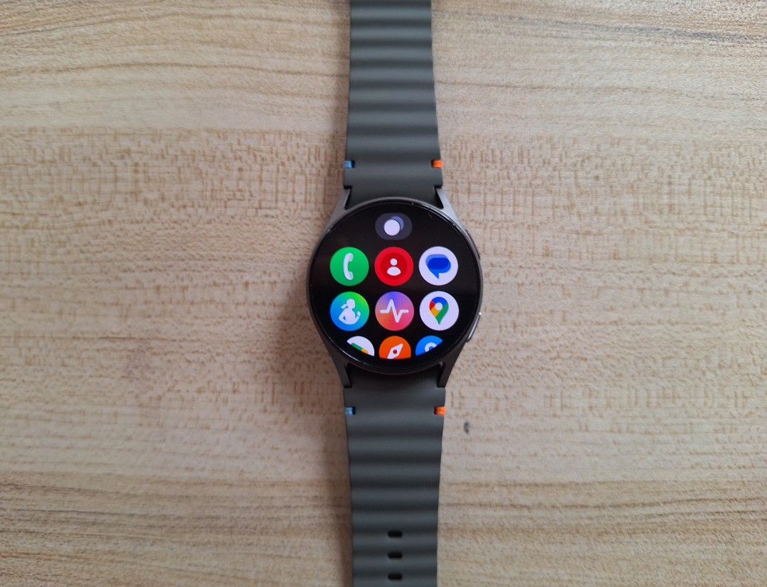 Samsung Galaxy Watch 7 (Category: Wearables & Smart Watches) located in Manila. Submitted by 1rvyze (Listing ID 1446334983, Image 3). Description: Samsung Galaxy Watch 7 (Green) Bought from the official store! Free black straps and case! Reason For Selling: Need to pay debts Condition: Well used Has a really small scratch on the top left as seen in the picture. No Box..