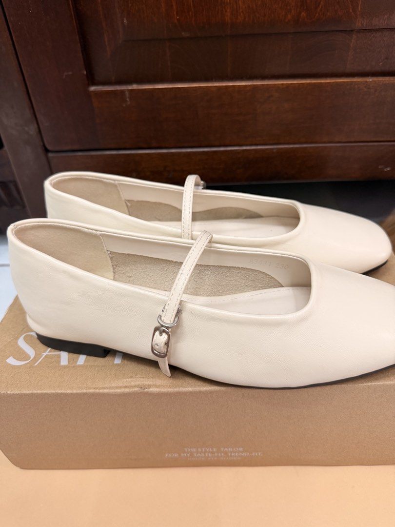 Sappun Nhibre Maryjane Flats (Kategori: Sepatu Wanita) berada di Bandung. Dikirim oleh thepoodlepicks (ID iklan 1446201003, Gambar 3). Deskripsi: Sappun Nhibre Maryjane Flats (1cm) - Size 36 (true to size) - Warna ivory - Like new, cuma pakai 2x - Kondisi 95% as seen on photos - Complete set with box - Super versatile masuk ke segala style - Empuk, sama sekali ga sakit (bisa baca” review jg ya, even ada yg pake commute & kebanjiran jg aman aja 🥹