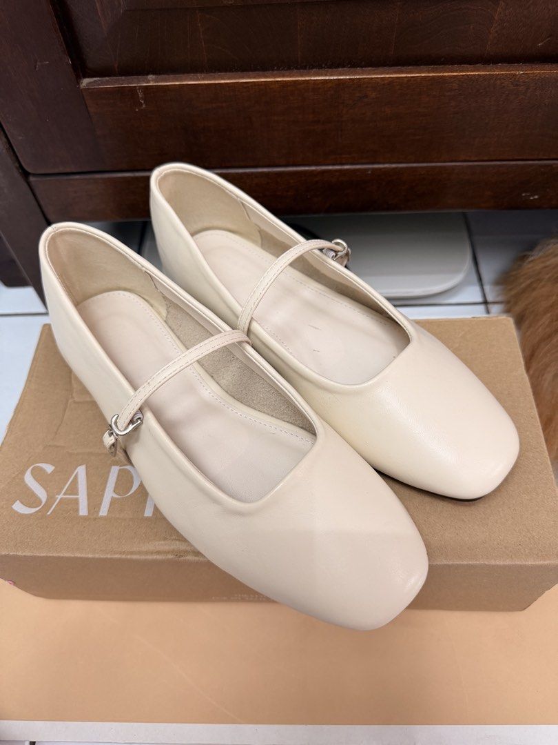 Sappun Nhibre Maryjane Flats (Kategori: Sepatu Wanita) berada di Bandung. Dikirim oleh thepoodlepicks (ID iklan 1446201003, Gambar 2). Deskripsi: Sappun Nhibre Maryjane Flats (1cm) - Size 36 (true to size) - Warna ivory - Like new, cuma pakai 2x - Kondisi 95% as seen on photos - Complete set with box - Super versatile masuk ke segala style - Empuk, sama sekali ga sakit (bisa baca” review jg ya, even ada yg pake commute & kebanjiran jg aman aja 🥹