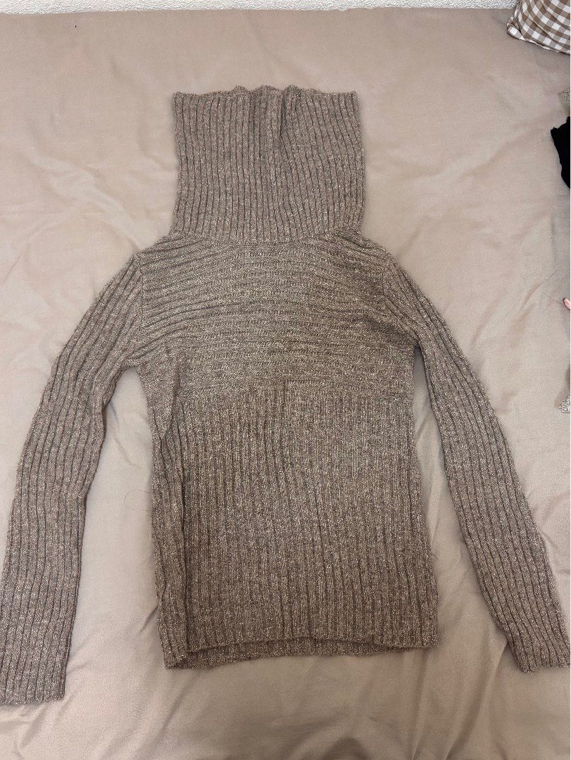 SHEIN big neck shawl longsleeve (Category: Longsleeves) located in Manila. Submitted by rianbfr (Listing ID 1446296131, Image 1). Description: never been used before. the long neck serves as a big shawl on the neck hanging.