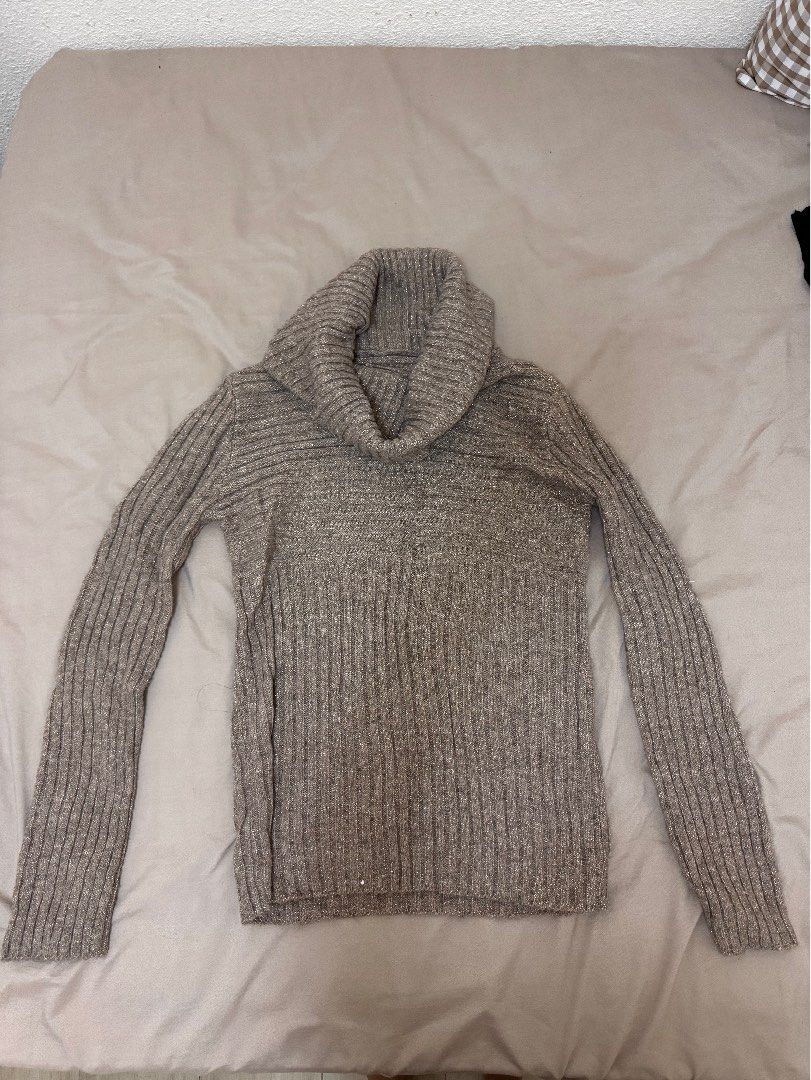 SHEIN big neck shawl longsleeve (Category: Longsleeves) located in Manila. Submitted by rianbfr (Listing ID 1446296131, Image 2). Description: never been used before. the long neck serves as a big shawl on the neck hanging.