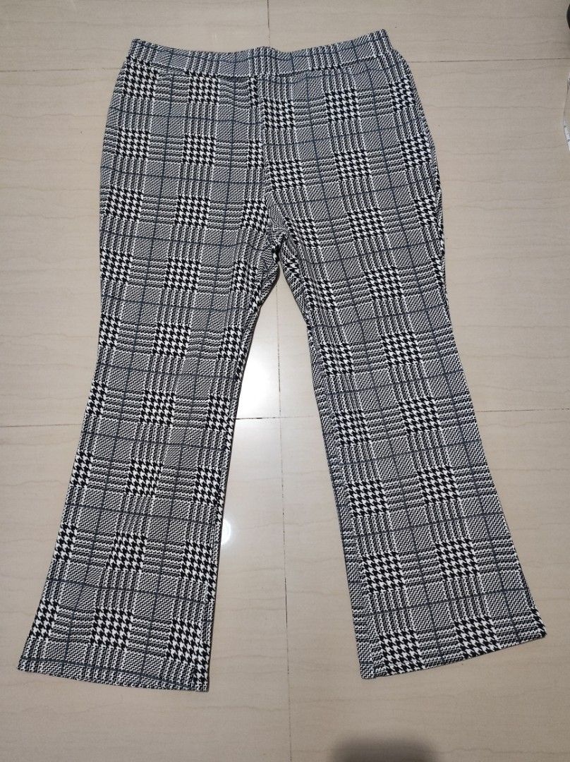 SHEIN CURVE Plaid Flare Pants (Category: Other Bottoms) located in San Fabian. Submitted by jen01122 (Listing ID 1446232624, Image 1). Description: - SHEIN CURVE Plaid Flare Pants - Size: 2XL - Material: Comfortable and stretchy - Versatile: Perfect for casual outings or dressing up - Fit: Flare leg style.