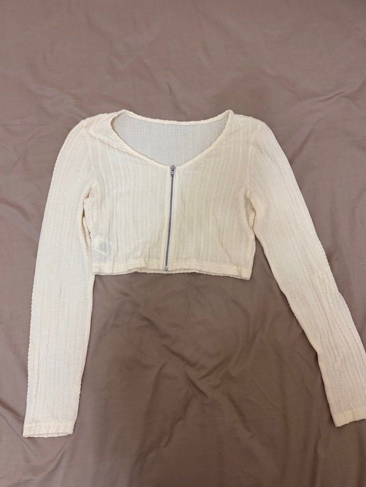 SHEIN DAZY white longsleeve (Category: Longsleeves) located in Manila. Submitted by rianbfr (Listing ID 1446295622, Image 1). Description: never been worn.