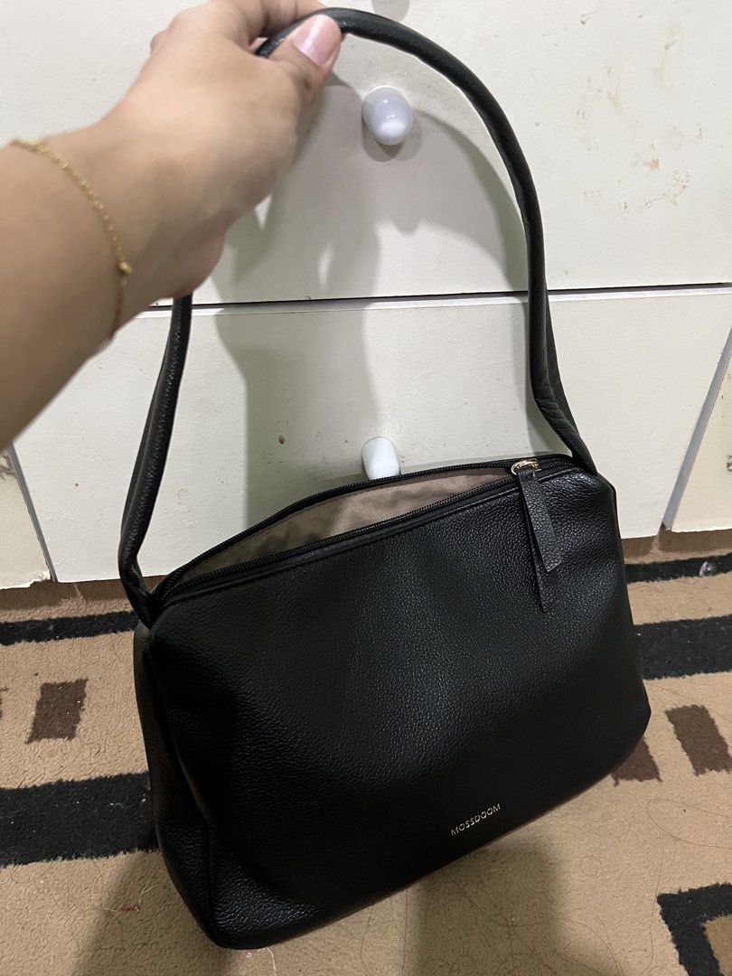 Shoulder bag mosdoom (Kategori: Tas & Dompet Wanita) berada di Depok. Dikirim oleh divacaca26 (ID iklan 1446234691, Gambar 2). Deskripsi: -No minus yah -Masih ada tag nya.