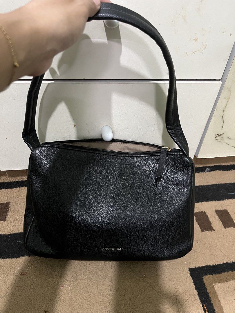 Shoulder bag mosdoom (Kategori: Tas & Dompet Wanita) berada di Depok. Dikirim oleh divacaca26 (ID iklan 1446234691, Gambar 1). Deskripsi: -No minus yah -Masih ada tag nya.