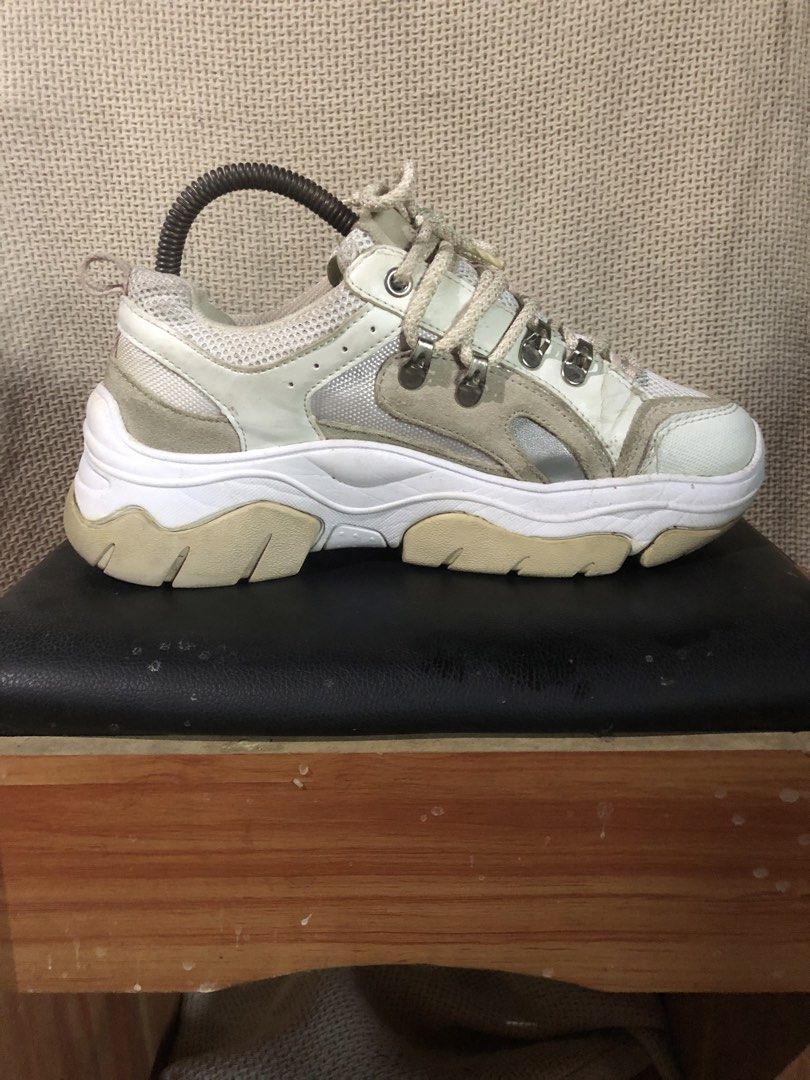 Skechers Amp D city Chic sneakers (Category: Sneakers) located in Davao. Submitted by blufinds (Listing ID 1446182377, Image 3). Description: These are Skechers Women’s Amp-d City Chic sneakers featuring a chunky white and beige design.