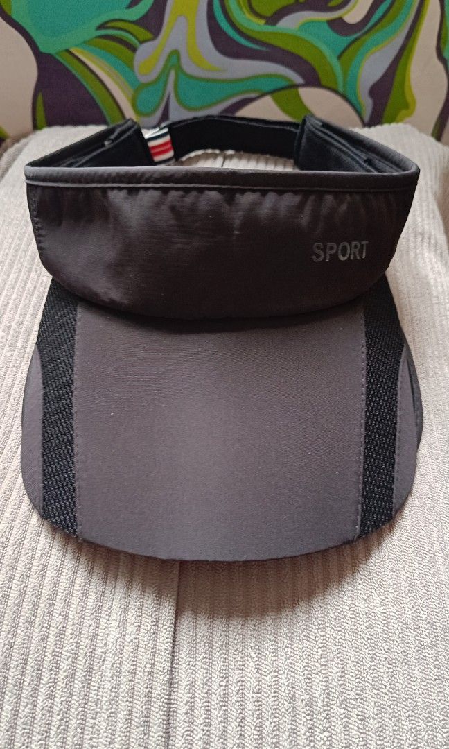 Sun visor （分類：帽）位於 Hong Kong。 由 direyeung87198 提交（商品編號 1446286805，圖片 1）。簡介： Sun Visor, extendable to better protect from UV light.Behind velcro can help adjust your head size. Purchased from Taobao but they sent the wrong colour. Price includes local postage.。