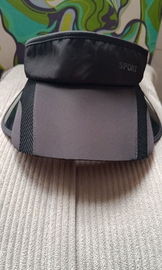 Sun visor （分類：帽）位於 Hong Kong。 由 direyeung87198 提交（商品編號 1446286805，圖片 3）。簡介： Sun Visor, extendable to better protect from UV light.Behind velcro can help adjust your head size. Purchased from Taobao but they sent the wrong colour. Price includes local postage.。