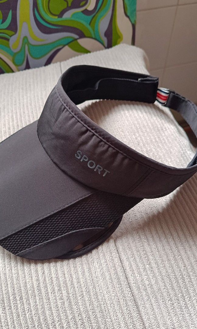 Sun visor （分類：帽）位於 Hong Kong。 由 direyeung87198 提交（商品編號 1446286805，圖片 2）。簡介： Sun Visor, extendable to better protect from UV light.Behind velcro can help adjust your head size. Purchased from Taobao but they sent the wrong colour. Price includes local postage.。