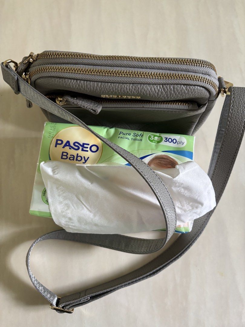 Tas selempang Elizabeth leather kulit asli original (Kategori: Tas & Dompet Wanita) berada di Depok. Dikirim oleh naoku (ID iklan 1446191142, Gambar 3). Deskripsi: Jual tas selempang Elizabeth, leather, kulit sapi asli. Ukuran 18 x 6 x 13 cm Ukurannya imut, muat hp, ada kantong kecil dengan resleting untuk taro kartu, kompartemen ada 4 Dijual karena kebanyakan tas Harga 379 ribu. Nego Tas dikirim dari Depok, Jabar..