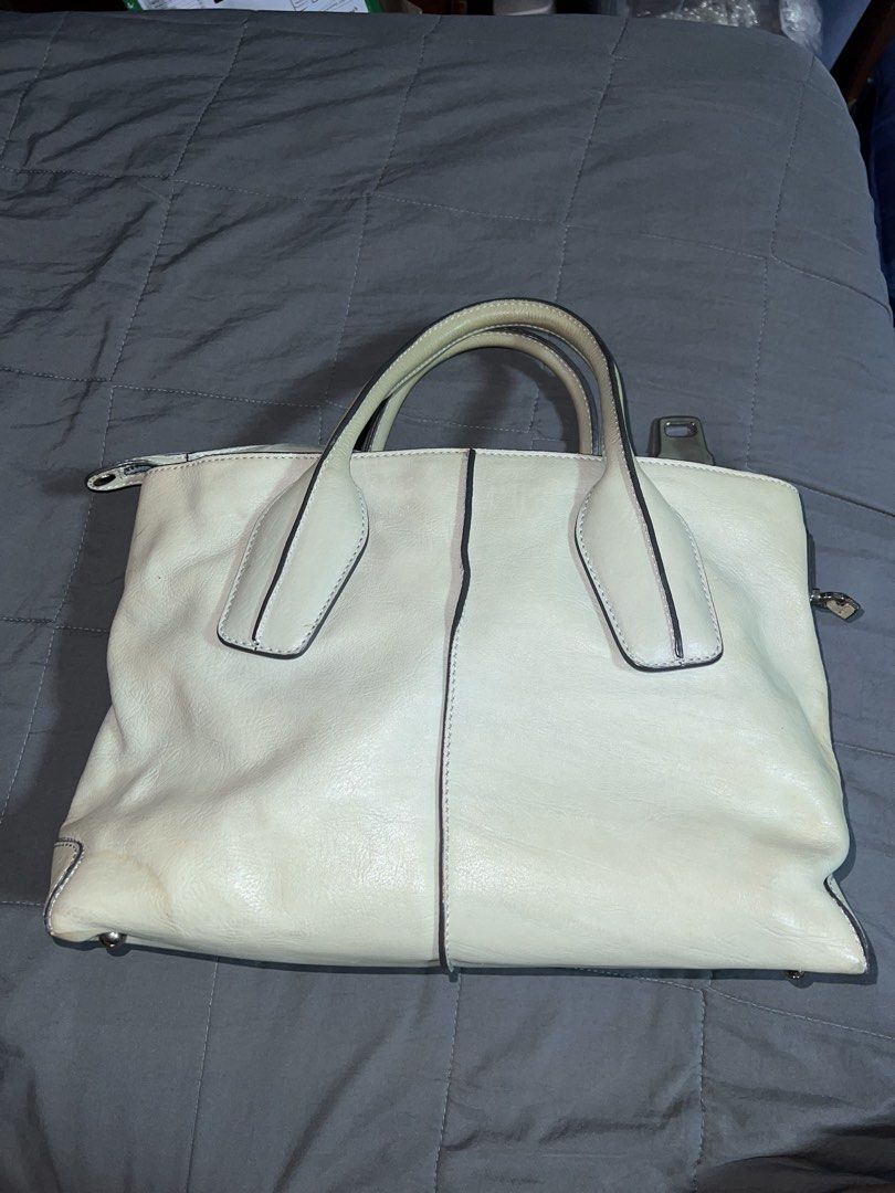Tod'S Leather Tote Bag (Category: Luxury Bags & Wallets) located in Muntinlupa City. Submitted by ana.sf (Listing ID 1446232370, Image 2). Description: - Brand: TOD'S - Type: Tote Bag - Material: Leather - Features: Two top handles, zip closure, long strap not included - Please check photos for detailed condition Rfs: used and aboused. Moving out. Inner lining - clean Edges - minimal rubs Strap - intact, long strap not included Hardware - with sc