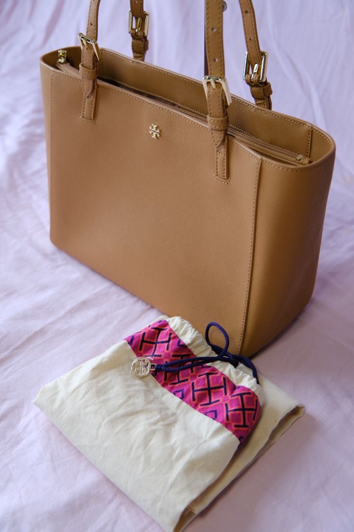 Tory Burch Emerson Buckle Tote Bag (Category: Luxury Bags & Wallets) located in Cabuyao City. Submitted by velvetbelleph (Listing ID 1446262022, Image 2). Description: Elegant and spacious Tory Burch Emerson Buckle Tote in a classic brown/caramel shade. Its structured silhouette and minimalist design make it perfect for work, meetings, travel, or everyday use. Brand: Tory Burch Model: Emerson Buckle Tote Color: Brown / Caramel / Tan Condition: Ex