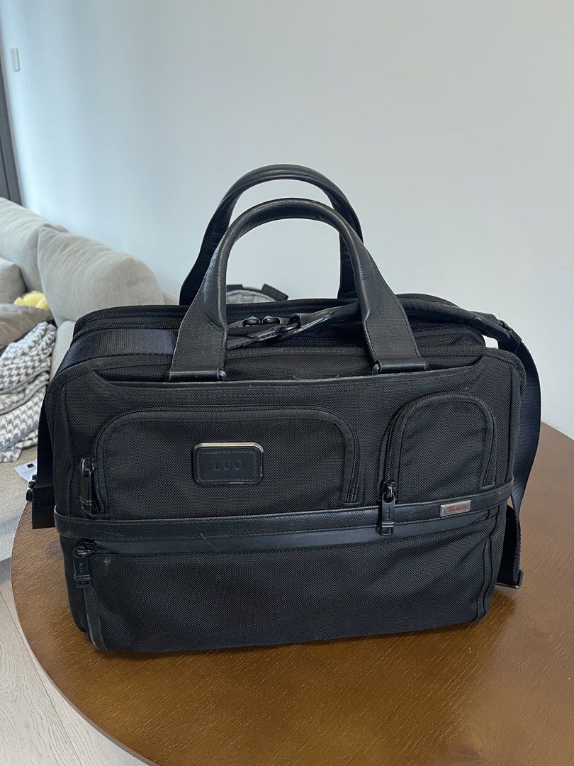 TUMI expandable briefcase bag （分類：公事包）位於 Hong Kong。 由 luohxjames14005 提交（商品編號 1446256787，圖片 1）。簡介： TUMI 黑色公事包，尼龍加皮革邊位。有手挽同斜孭帶。袋面有拉鏈格仔，袋內都有好多間隔位，放文件電腦一流。實用款，返工一流。。