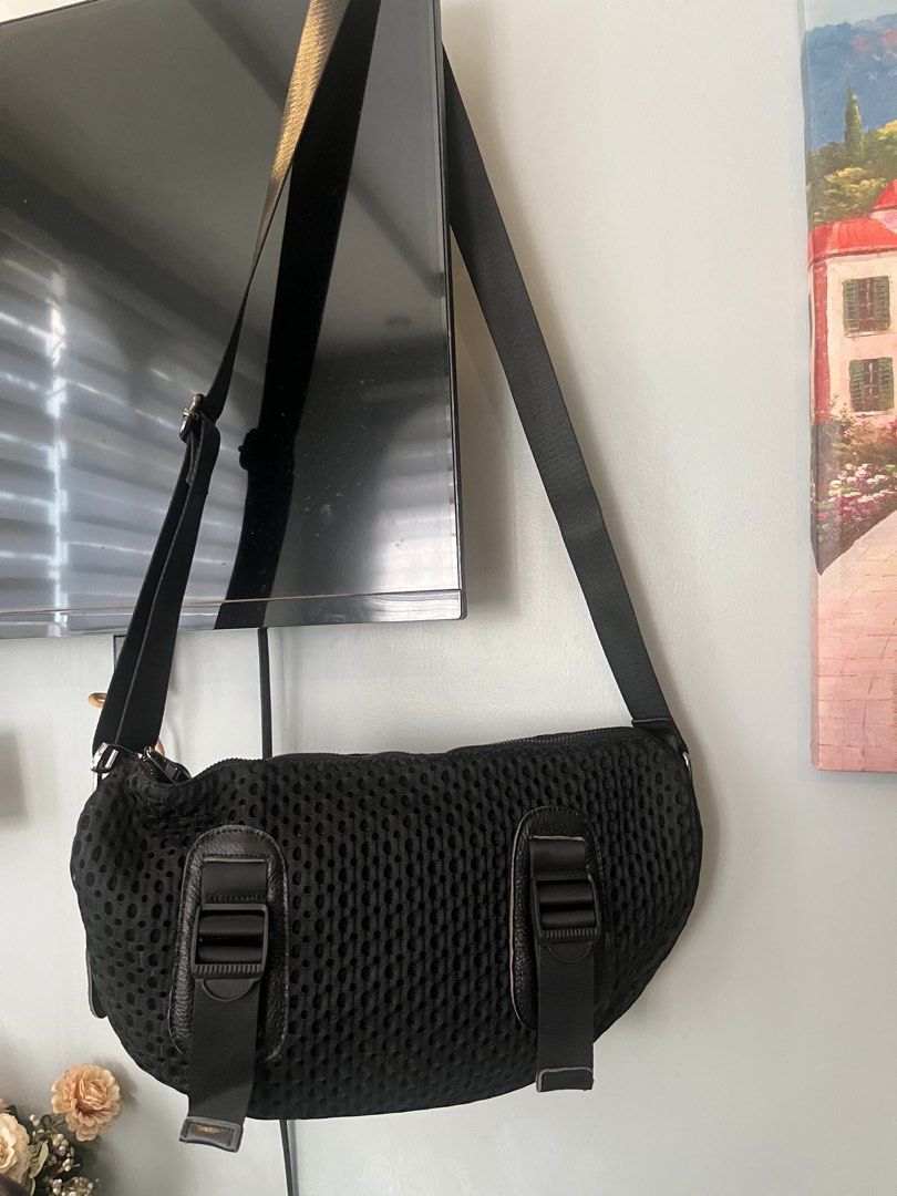 Unisex sling bag (Category: Cross-body Bags) located in Tabaco. Submitted by debeub (Listing ID 1446182057, Image 2). Description: From US box .