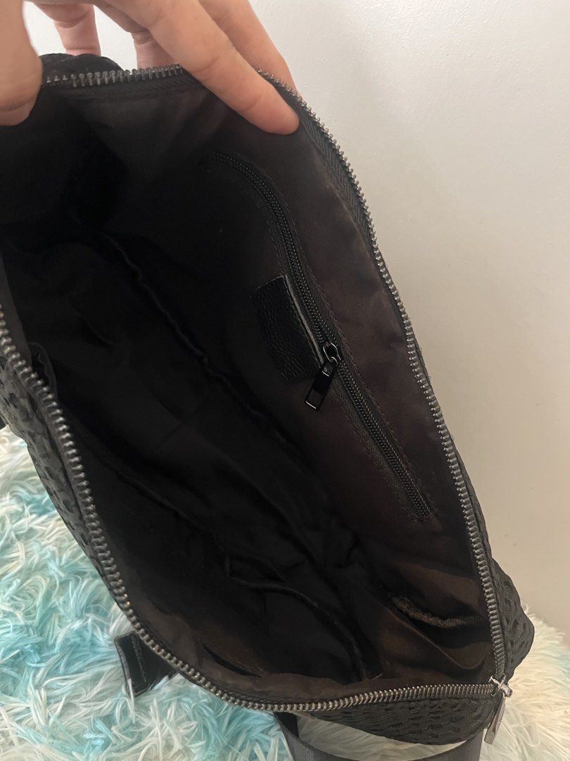 Unisex sling bag (Category: Cross-body Bags) located in Tabaco. Submitted by debeub (Listing ID 1446182057, Image 3). Description: From US box .