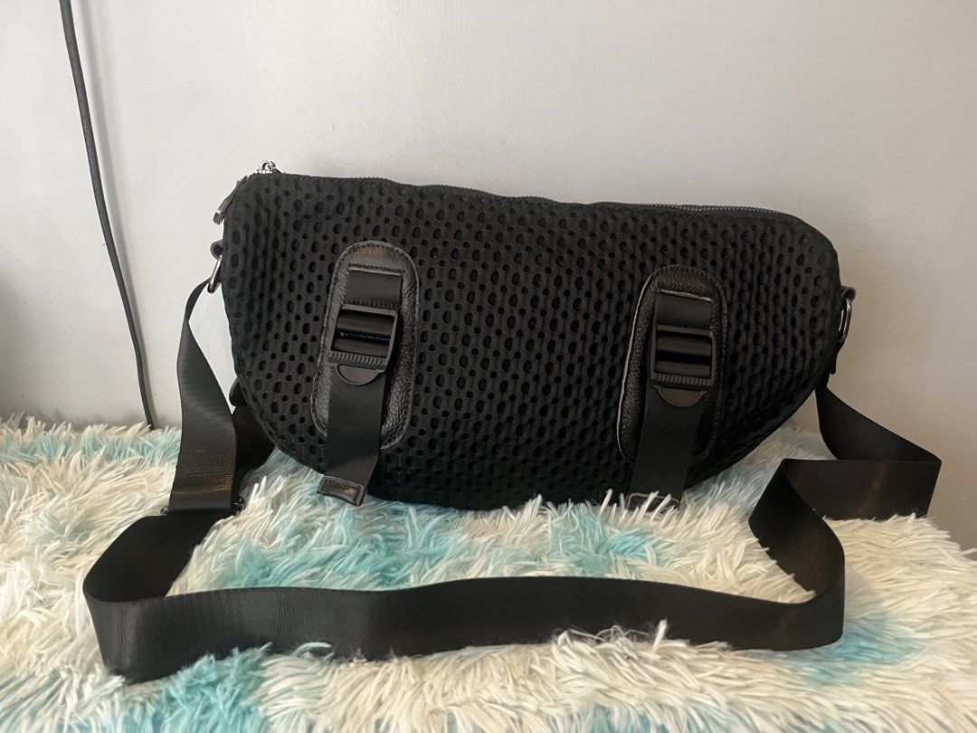 Unisex sling bag (Category: Cross-body Bags) located in Tabaco. Submitted by debeub (Listing ID 1446182057, Image 1). Description: From US box .