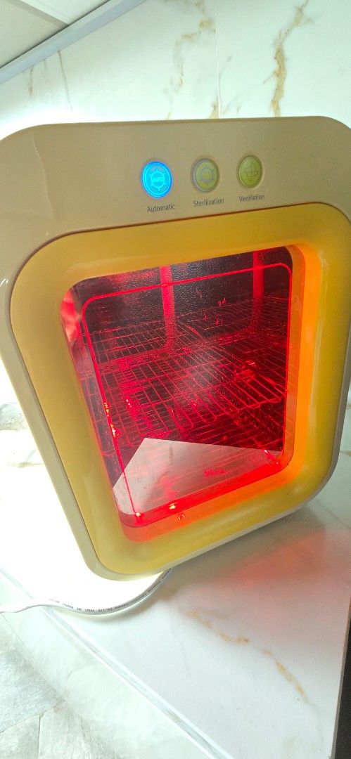 Upang UV sterilizer (Category: Breastfeeding & Bottle Feeding) located in Las Pinas. Submitted by azuelanes9207 (Listing ID 1446173649, Image 3). Description: no box. used it recently but its been used before for our kids.