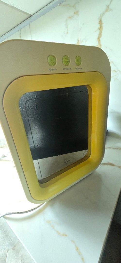 Upang UV sterilizer (Category: Breastfeeding & Bottle Feeding) located in Las Pinas. Submitted by azuelanes9207 (Listing ID 1446173649, Image 1). Description: no box. used it recently but its been used before for our kids.