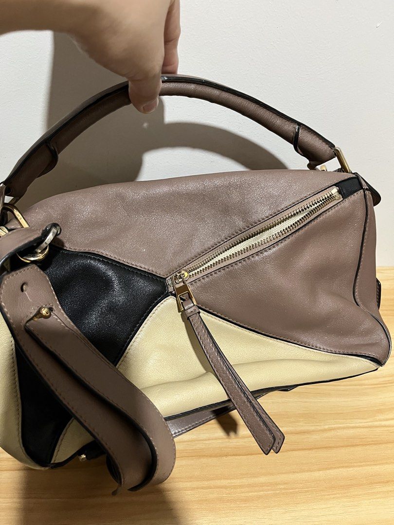 Vintage (Category: Luxury Bags & Wallets) located in Davao. Submitted by thriftyfindsbyai (Listing ID 1446267788, Image 3). Description: No flaws Normal sign of used in the hardware minimal faded Lining lil dirt but manageable No rubs no scuffs.