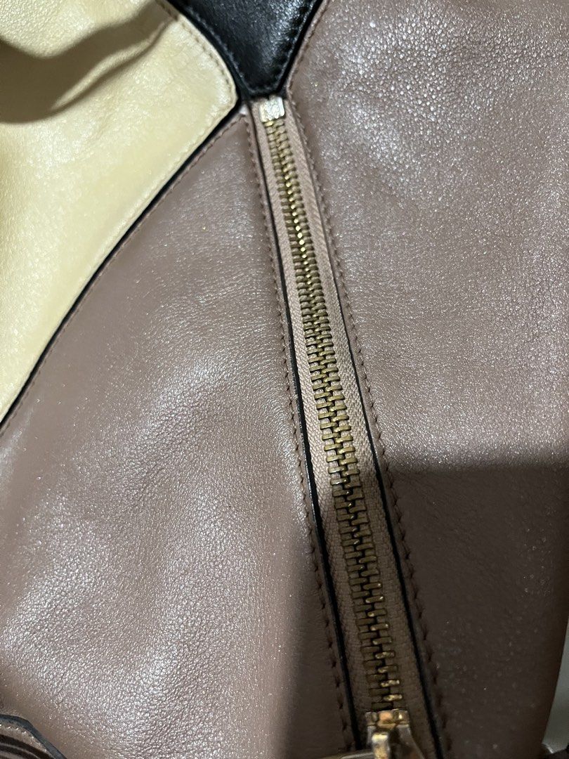 Vintage (Category: Luxury Bags & Wallets) located in Davao. Submitted by thriftyfindsbyai (Listing ID 1446267788, Image 2). Description: No flaws Normal sign of used in the hardware minimal faded Lining lil dirt but manageable No rubs no scuffs.