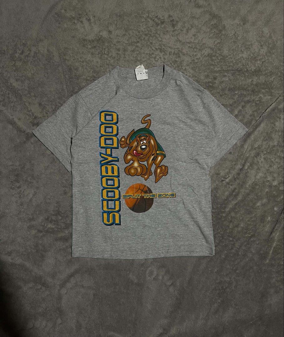Vintage Scooby-Doo dated 2000 Cartoon Network Warner Bros. tee/ shirt (Category: Formal Shirts) located in Davao. Submitted by batz11 (Listing ID 1446341846, Image 1). Description: VTG SCOOBY-DOO Condition: Very Good condition Color rate: 10/10 Dimensions: 17 x 24 17 width/ 24 length Issue: Minimal hairline, barely visible & 1 pinhole (check photos for reference) DAVAO CITY LOCATION 📍 SHIPPING THROUGH J&T 🚚 DM IF INTERESTED 📥.