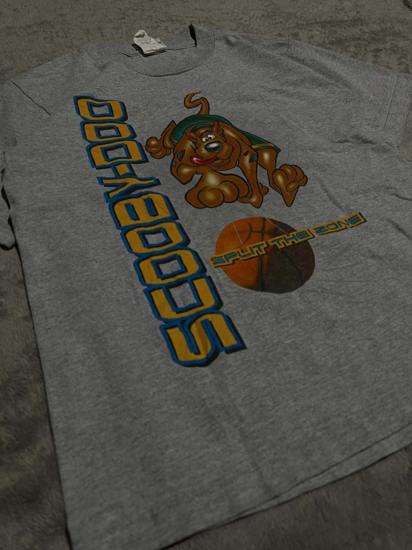 Vintage Scooby-Doo dated 2000 Cartoon Network Warner Bros. tee/ shirt (Category: Formal Shirts) located in Davao. Submitted by batz11 (Listing ID 1446341846, Image 2). Description: VTG SCOOBY-DOO Condition: Very Good condition Color rate: 10/10 Dimensions: 17 x 24 17 width/ 24 length Issue: Minimal hairline, barely visible & 1 pinhole (check photos for reference) DAVAO CITY LOCATION 📍 SHIPPING THROUGH J&T 🚚 DM IF INTERESTED 📥.
