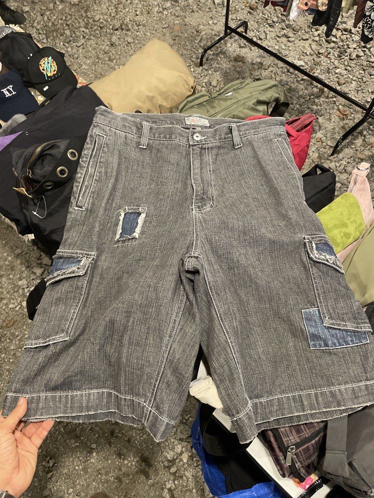 VINTAGE SPLIT SKATEBOARD JORT (Category: Shorts) located in Kuala Kangsar. Submitted by acceptanyoffer (Listing ID 1446328475, Image 1). Description: size 32-34.