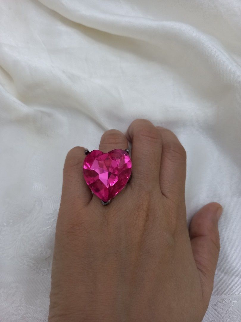 Vintage style power ring pink heart (Category: Rings) located in Tuguegarao City. Submitted by zenphoenix-7ad615 (Listing ID 1446297107, Image 2). Description: big heart power ring pink color size of a peso coin 5 peso in silver color.